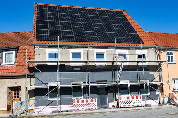 Fassadensanierung mit Photovoltaikanlage auf dem Dach