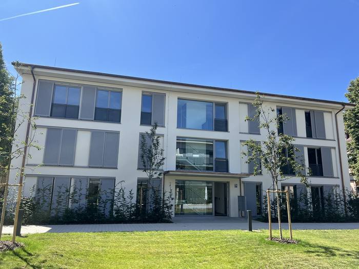 Fertiggestelltes Mehrfamilienhaus nach energetischer Sanierung